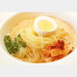 合う酒＝生マッコリ（Ｃ）日刊ゲンダイ