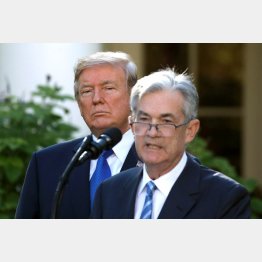 トランプ米大統領の圧力に屈服か（パウエルFRB議長＝右）／（Ｃ）ロイター
