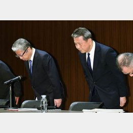 記者会見で謝罪するかんぽ生命保険の植平光彦社長（右）と日本郵便の横山邦男社長（Ｃ）共同通信社