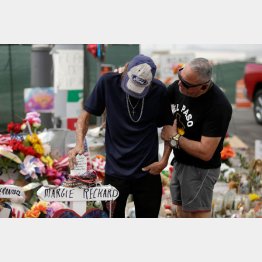 妻を射殺された男性（テキサス州エルパソの銃乱射事件現場）／（Ｃ）ロイター