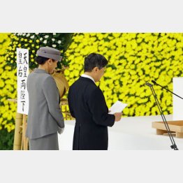 全国戦没者追悼式でお言葉を述べられる天皇陛下と皇后さま（Ｃ）共同通信社