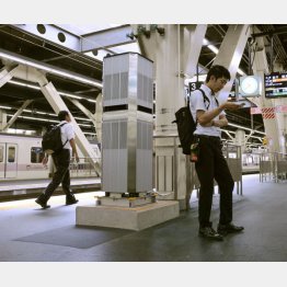 話題の屋外エアコン（南海電鉄の難波駅）／（Ｃ）共同通信社
