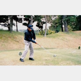 ゴルフ歴30年、ベストスコア76の室伏重信さん（提供写真）