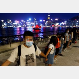 鎖の長さは約60キロメートルに及んだ（Ｃ）ロイター