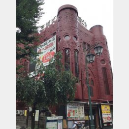 今も歌舞伎町に残る「喫茶王城」があったビル。今はカラオケ店や飲食店が入っている（Ｃ）日刊ゲンダイ