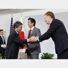 不透明な茂木ーライトハイザー協議（奥は安倍首相）／（Ｃ）共同通信社