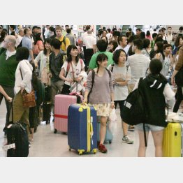 帰国した人たちで混雑する成田空港（Ｃ）共同通信社