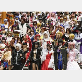 記念写真に納まるコスプレーヤーたち（Ｃ）共同通信社