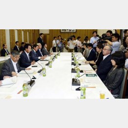 過去の消費増税判断では「有識者会合」が開かれた（Ｃ）共同通信社