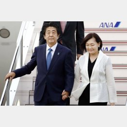 財務省に森友問題の恩返しか（27日夕、仏G７サミットから帰国した安倍首相夫妻）／（Ｃ）共同通信社