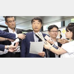 年金枯渇が嫌なら死ぬまで働けの本末転倒（取材に応じる根本厚労相）／（Ｃ）共同通信社