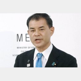 閣議後、会見をする柴山文科相（Ｃ）共同通信社