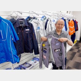 「空調服」を手にする発明した市ヶ谷弘司会長（Ｃ）日刊ゲンダイ