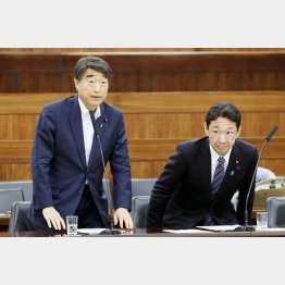 どこが「しかるべき対応なのか（左から根本厚労相、上野議員）／（Ｃ）共同通信社