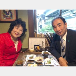 法廷後に裁判所近くのお店でくつろぐ籠池夫妻（提供写真）