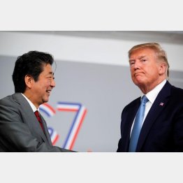 トランプ米大統領（右）といらぬ約束をした安倍首相…／（Ｃ）ロイター