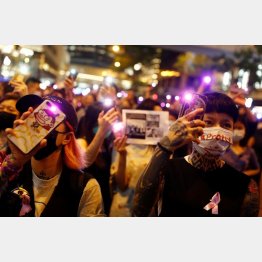 香港でデモに参加する若者たち（Ｃ）ロイター