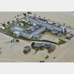 水上の順天堂病院（共同通信社ヘリから）