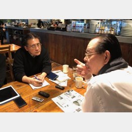 野田義治（右）と本橋信宏（Ｃ）日刊ゲンダイ