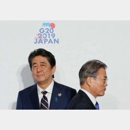 お互いの国の利益にならない（安倍首相と文在寅・韓国大統領）／（Ｃ）ロイター＝共同