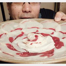 比良山荘の熊鍋（肉の大半は白い脂身）／（提供写真）