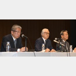 不適切販売について会見する日本郵便・横山邦男社長（左）・日本郵政・長門正貢社長（中）、かんぽ生命・植平光彦社長（右）／（Ｃ）日刊ゲンダイ