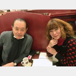 野田義治会長（左）とタブレット純（Ｃ）日刊ゲンダイ