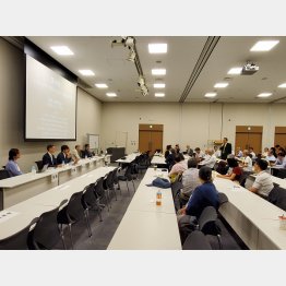 登壇者に質問する鳩山由紀夫元総理（Ｃ）日刊ゲンダイ