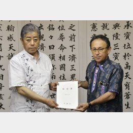 玉城知事もアリバイ工作に付き合わされ（Ｃ）共同通信社