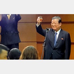 乾杯の挨拶する許宗萬・朝鮮総聯中央常任委員会議長（Ｃ）日刊ゲンダイ