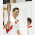 聖火ランナー募集イベントでトーチを持つ野村忠宏（Ｃ）共同通信社