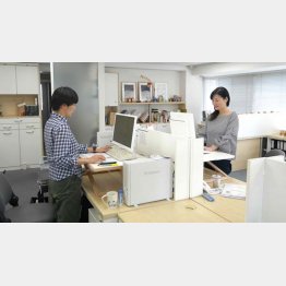 座りすぎを防ぐため、時折立って働くイーオクト社員（提供写真）
