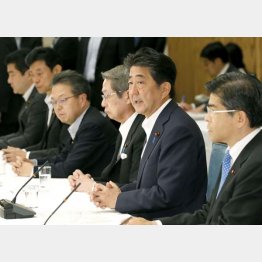 大失敗の経済政策は問題にもされず…（政府与党連絡会議であいさつをする安倍首相）／（Ｃ）共同通信社