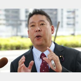 9日、警視庁月島署に出頭した立花孝志党首（Ｃ）日刊ゲンダイ