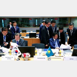 官民一体オールジャパン体制で…（安倍首相と韓国の文在寅大統領）／（Ｃ）共同通信社