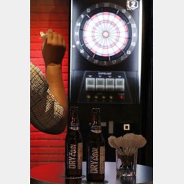 ダーツバーでは瓶ビールがクール！（「Bee銀座」）／（Ｃ）日刊ゲンダイ