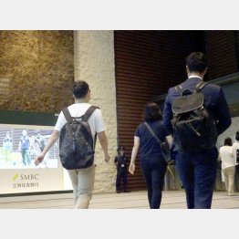 軽装で出勤する三井住友銀行の行員（Ｃ）日刊ゲンダイ