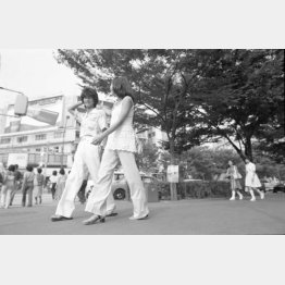 70年代後半の神宮前の交差点。奥に「原宿セントラルアパート」が見える（Ｃ）共同通信社
