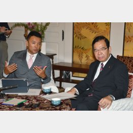 初会談に注目が集まった（Ｃ）日刊ゲンダイ