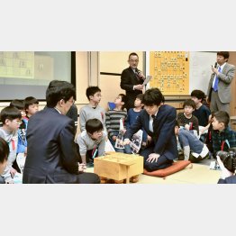 子どもの前での模範対局（左が谷川、右が藤井）／（Ｃ）共同通信社