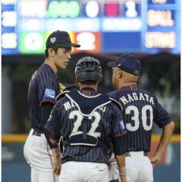 韓国戦の一回、マウンドで永田監督（右）に声を掛けられる佐々木（Ｃ）共同通信社