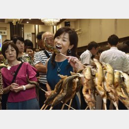 「清流めぐり利き鮎会」（Ｃ）共同通信社