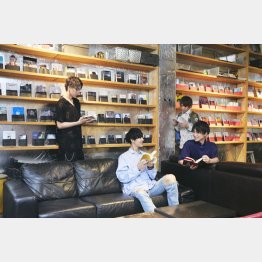 現役ホストが本を売る（提供写真）