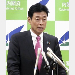 担当大臣は茶坊主（西村経済再生相）／（Ｃ）共同通信社