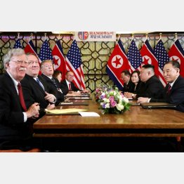 呼ばれてもいないのに現れ、決裂させたボルトン米・安保担当補佐官（左端、ベトナム・ハノイでの米朝首脳会談）／（Ｃ）ロイター