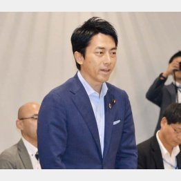 福島県大熊町役場を訪れ、あいさつする小泉環境相（Ｃ）共同通信社