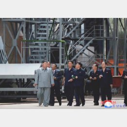 潜水艦施設を視察する金正恩委員長（Ｃ）ロイター／KCNA