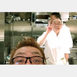 「食堂セゾンドール」のシェフ・前山仁さんと／（提供写真）