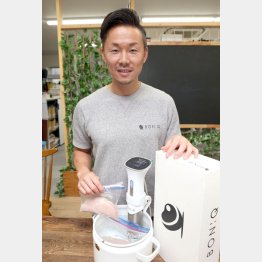 ＢＯＮＩＱを手にする「葉山社中」の羽田和広社長（Ｃ）日刊ゲンダイ