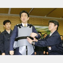 3年前には廃炉作業要のベストを着るパフォーマンス（Ｃ）共同通信社